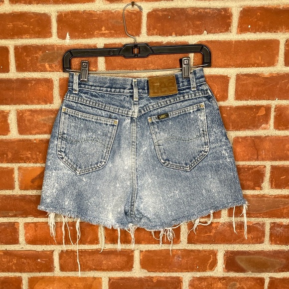 Vintage 90's Lee high waisted denim shorts - Picture 5 of 8